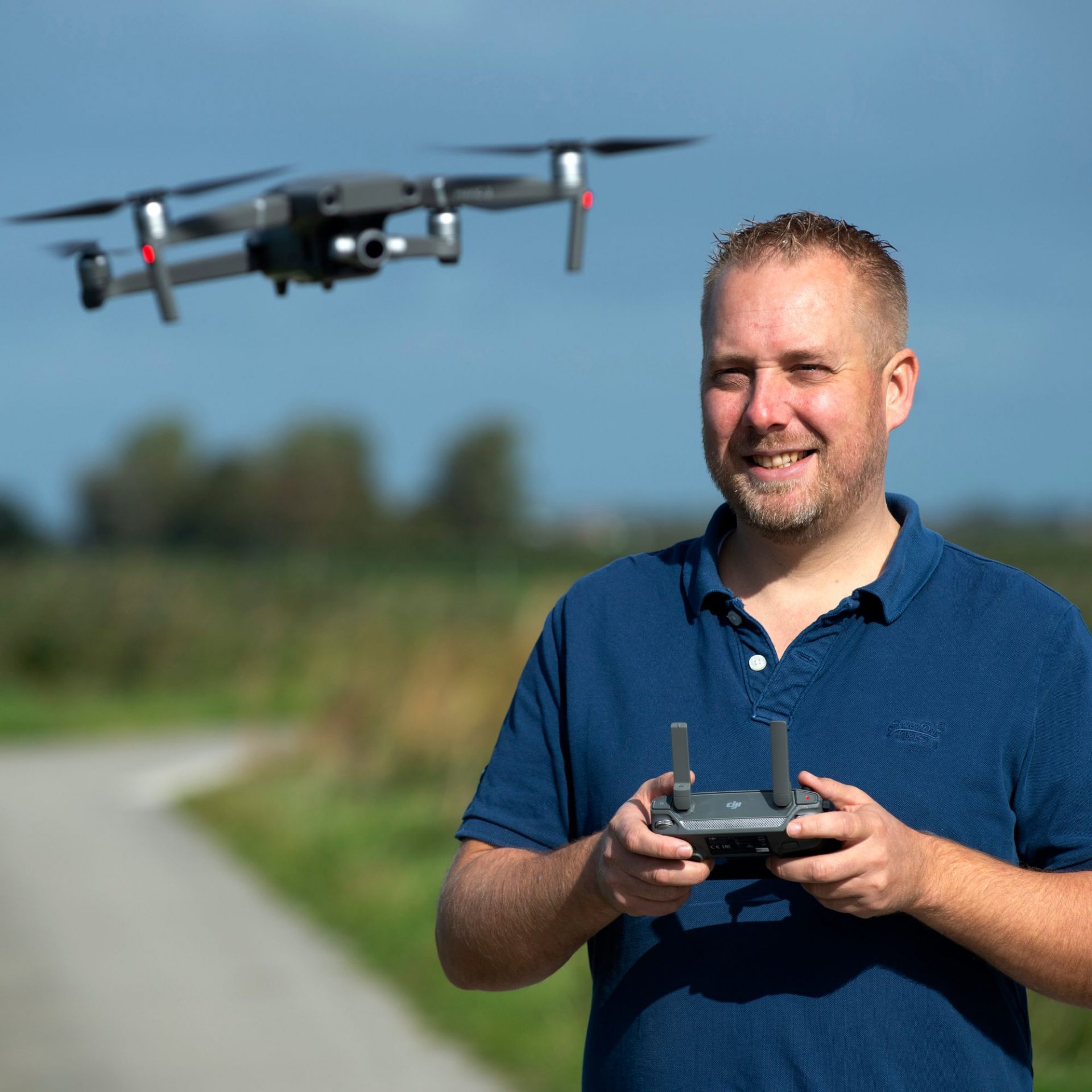 Jaring Rispens met dronebesturing en een drone op de achtergrond