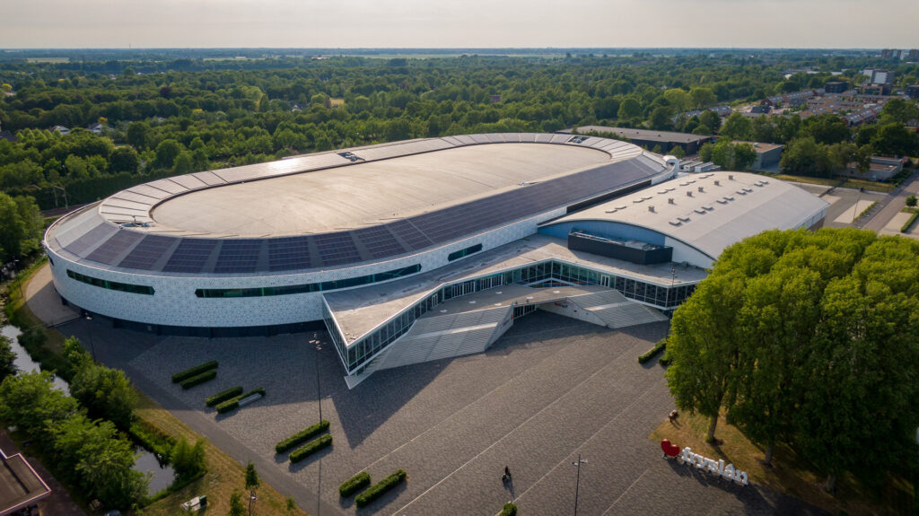 Thialf en het voorplein vanuit de lucht