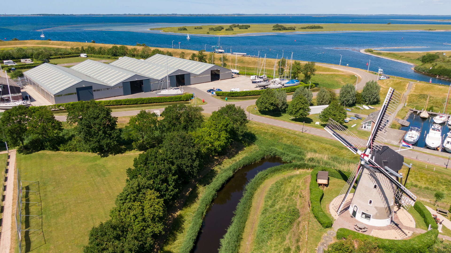 Watersport aan het meer met bebouwing langs de oever