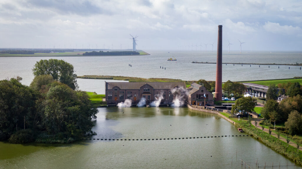 Stoom bij het Woudagemaal en het omliggende water vanuit de lucht